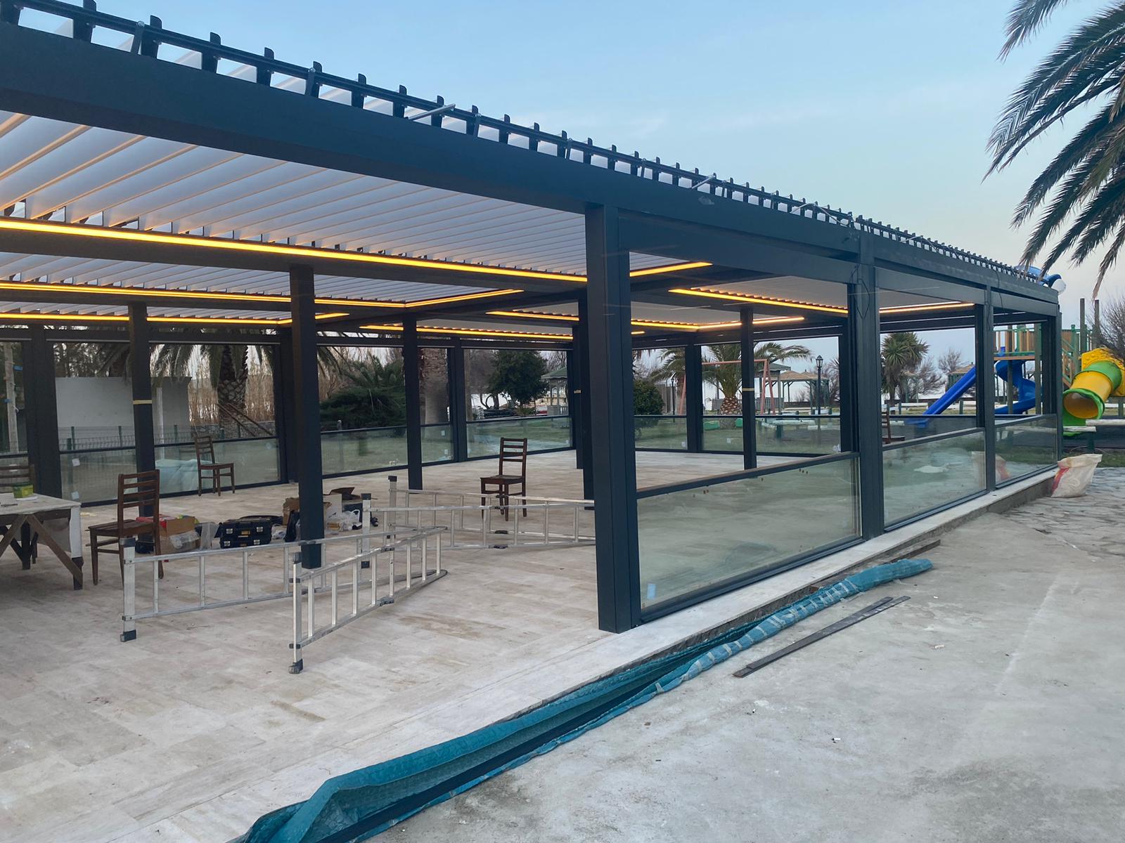 Bioclimatik açılır tavan sistemi, teras ve bahçede gölge ve hava kontrolü sağlıyor