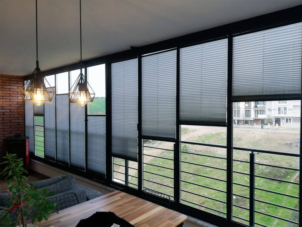 Plise perde, pencere ve balkonlarda estetik ve kullanım kolaylığı sağlıyor