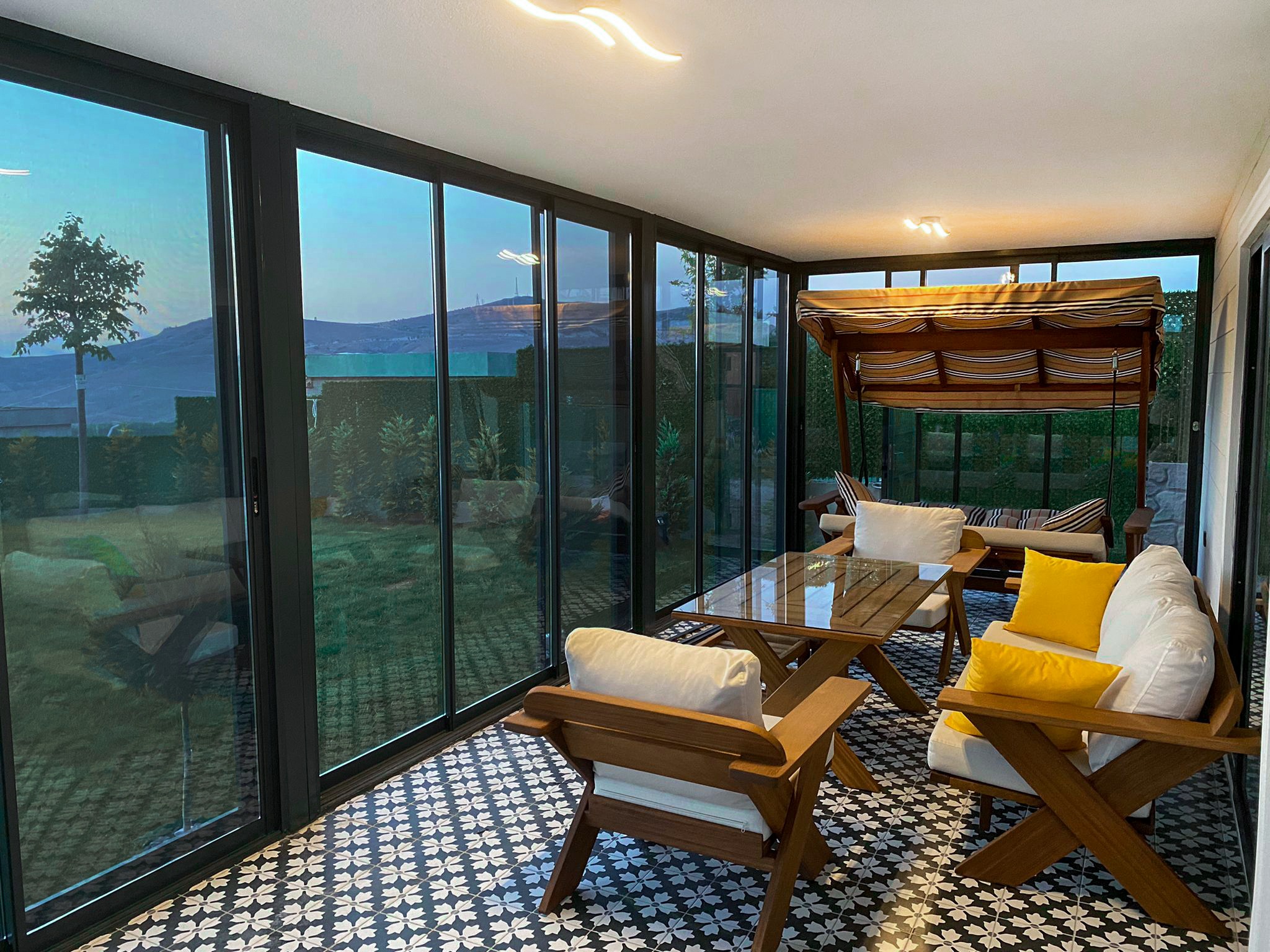 Cam balkon sistemi, teras ve balkonlarda estetik ve koruma sağlıyor