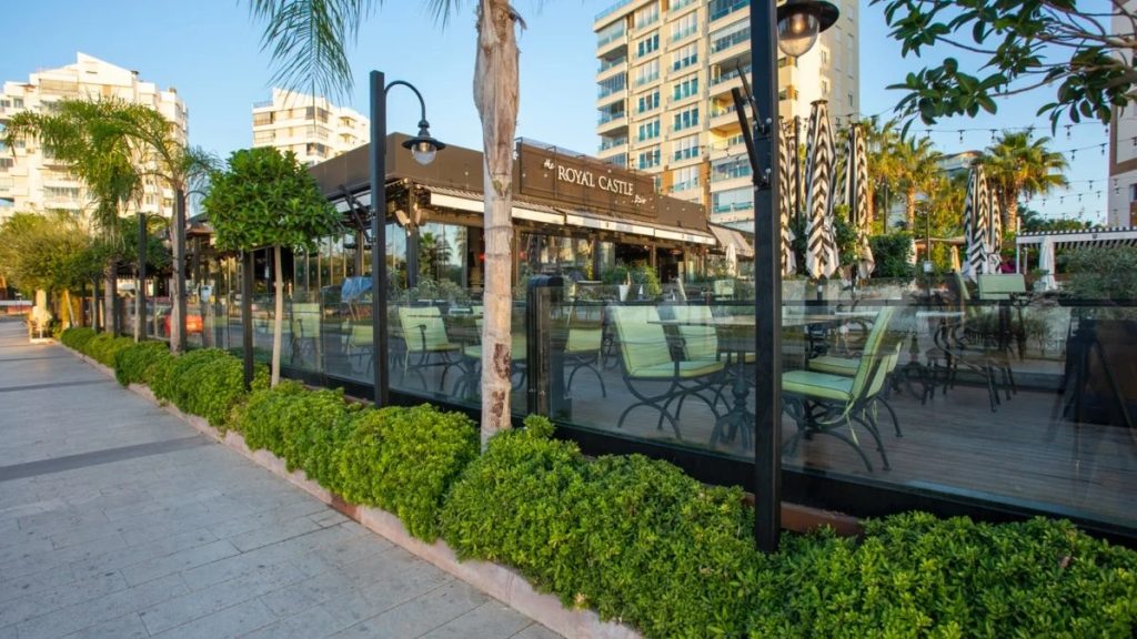 Rüzgar kırıcı sistem, teras ve bahçede rüzgarı engelleyerek konfor sağlıyor