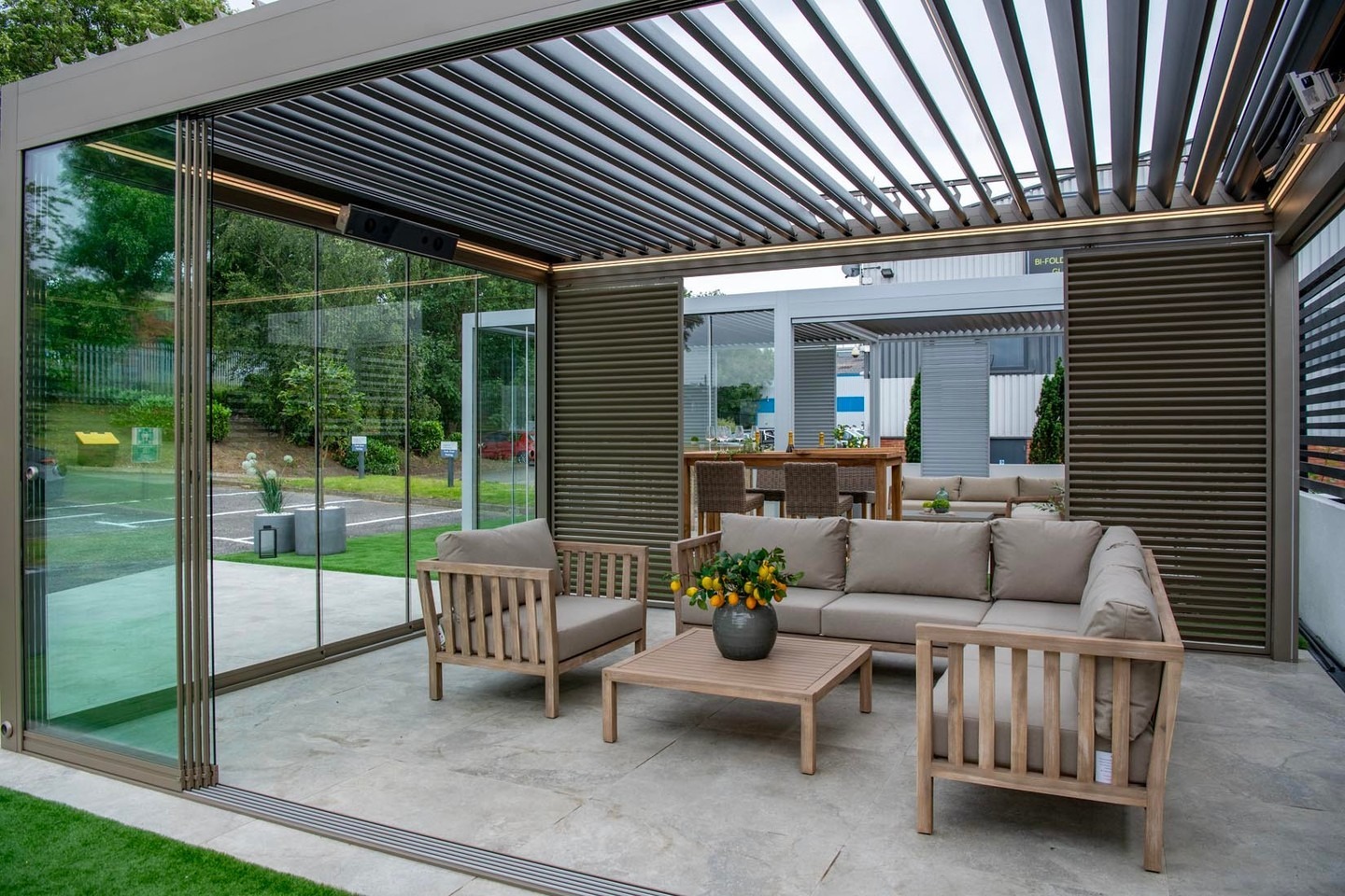 2e yapı Modern tasarımlı bioclimatik açılır tavan sistemi, dış mekânda konforlu yaşam alanı sunuyor.