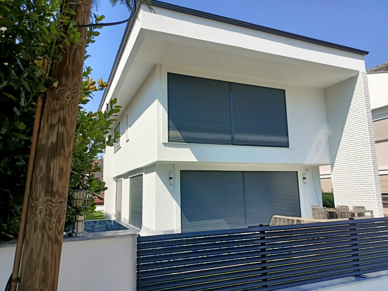 2E Yapı monoblok panjur sistemleri, pencereyle bütünleşik yapısıyla modern ve dayanıklı bir görünüm sunar.