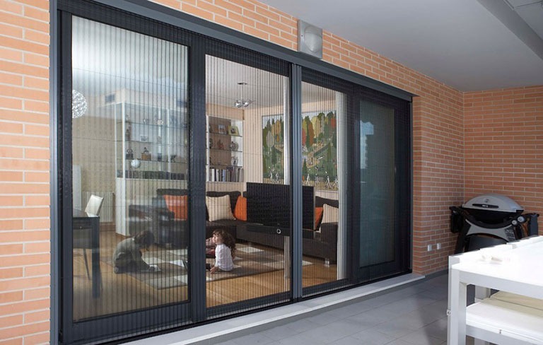 Pencereye takılmış Pisile sineklik, böcek girişini engelliyor