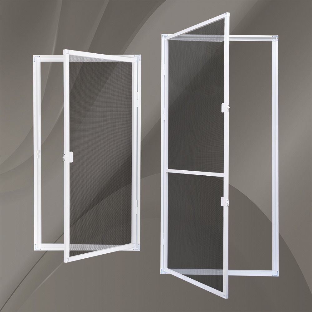 Pencereye takılmış menteşeli sineklik, böceklerin girişini önlüyor