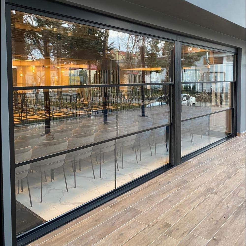 Giyotinli cam sistemi, balkon ve teraslarda şık tasarım ve kullanım kolaylığı sağlıyor