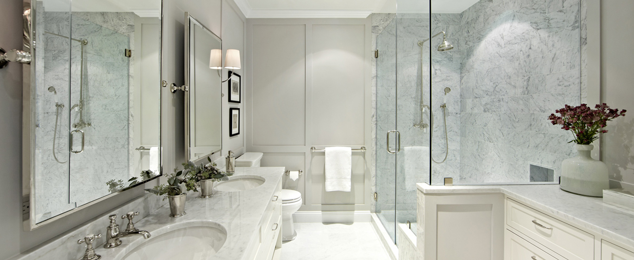 Modern banyolarda kullanılan şeffaf duşakabin camları